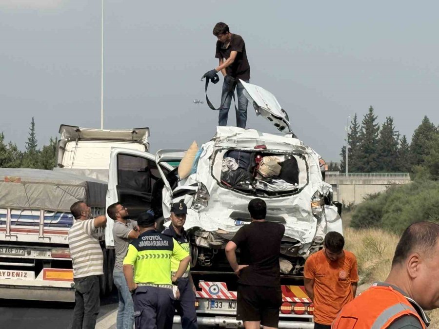 Tır, Hafif Ticari Araca Çarptı: 2 Ölü, 2 Yaralı