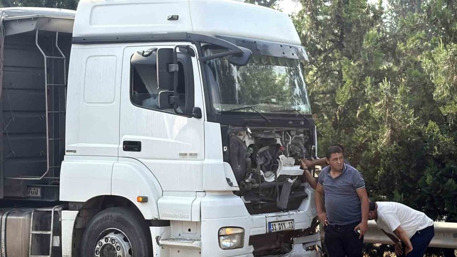 Tır, Hafif Ticari Araca Çarptı: 2 Ölü, 2 Yaralı
