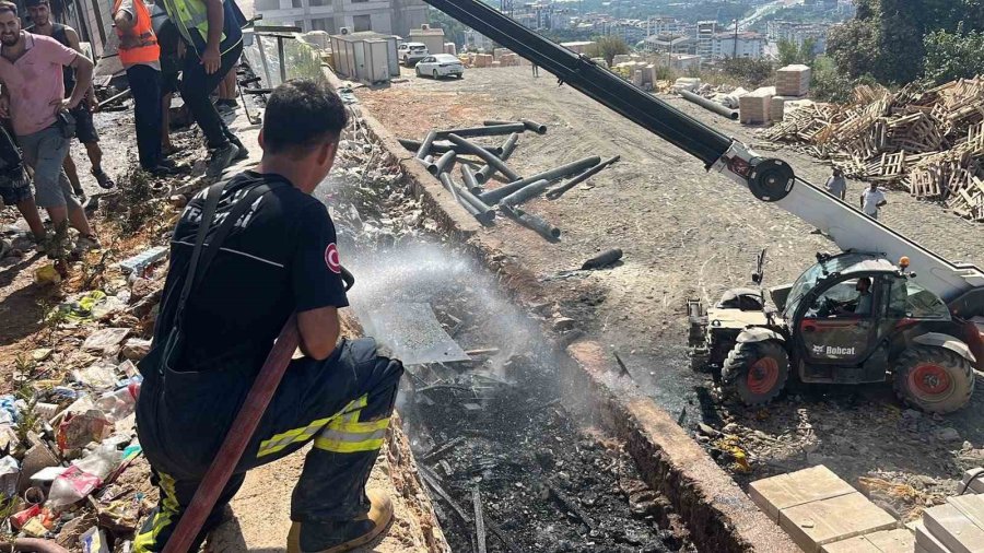 Alanya’da İnşaat Boruları Alev Aldı, Yangın Yatakhaneye Sıçradı
