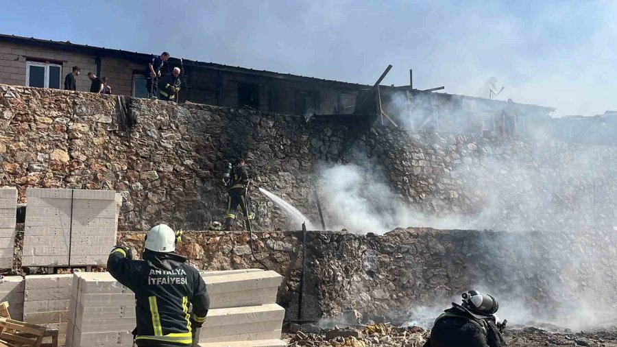 Alanya’da İnşaat Boruları Alev Aldı, Yangın Yatakhaneye Sıçradı