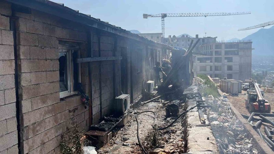 Alanya’da İnşaat Boruları Alev Aldı, Yangın Yatakhaneye Sıçradı