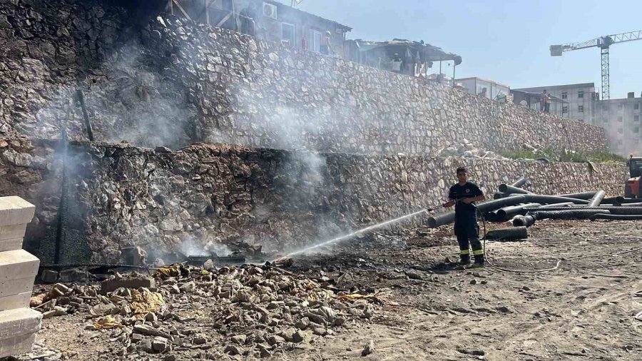 Alanya’da İnşaat Boruları Alev Aldı, Yangın Yatakhaneye Sıçradı