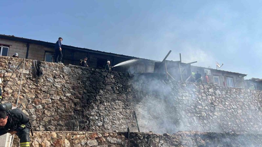 Alanya’da İnşaat Boruları Alev Aldı, Yangın Yatakhaneye Sıçradı