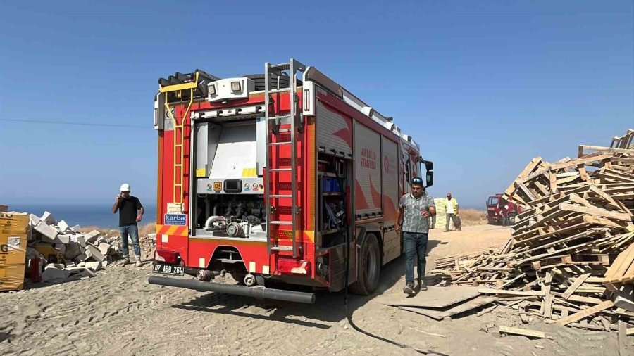 Alanya’da İnşaat Boruları Alev Aldı, Yangın Yatakhaneye Sıçradı