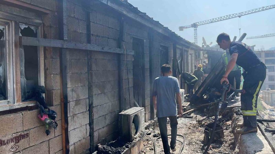 Alanya’da İnşaat Boruları Alev Aldı, Yangın Yatakhaneye Sıçradı