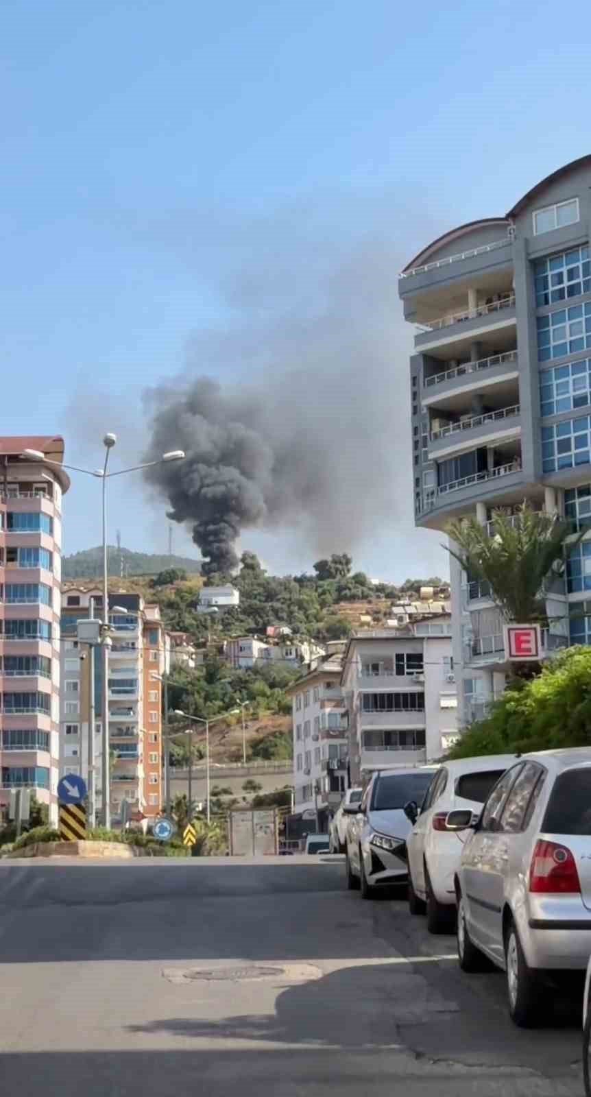Alanya’da İnşaat Boruları Alev Aldı, Yangın Yatakhaneye Sıçradı