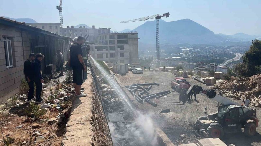 Alanya’da İnşaat Boruları Alev Aldı, Yangın Yatakhaneye Sıçradı