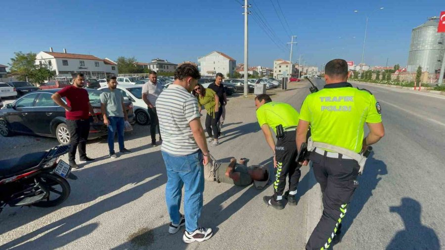 Karaman’da Hafif Ticari Araçla Çarpışan Motosikletin Sürücüsü Yaralandı