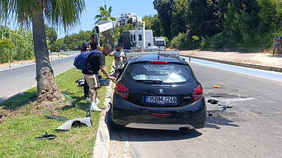 Evlilik Teklifine Giderken Kaza Yaptı, Yüzük Ve Çiçeği Bulmadan Hastaneye Gitmedi