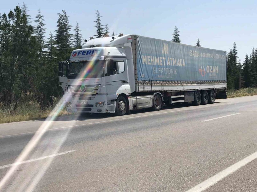 Tırın Patlayan Lastiğinden Savrulan Parçalar Kazaya Sebep Oldu: 3’ü Çocuk 8 Yaralı