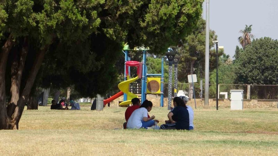 Sıcak Ve Nem Hayatı Olumsuz Etkiliyor: Uzmanlar Bol Su Tüketilmesini Öneriyor