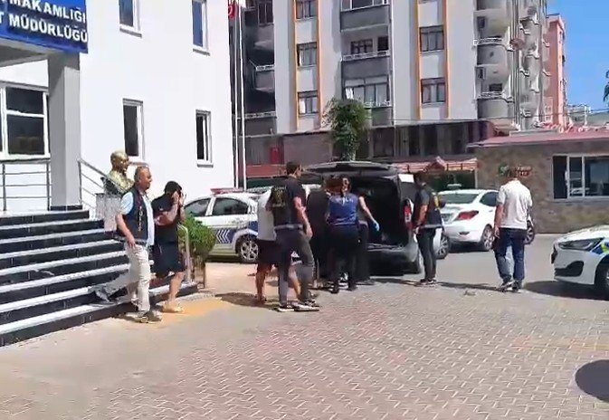 Mersin’de Hırsızlık Zanlıları Otomobille Kaçarken Yakalandı