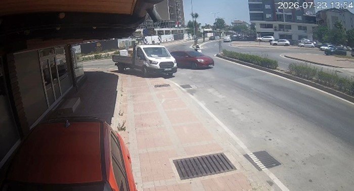 Önüne Çıkan Otomobile Çarpmamak İsterken Kaza Yaptı: 1 Yaralı