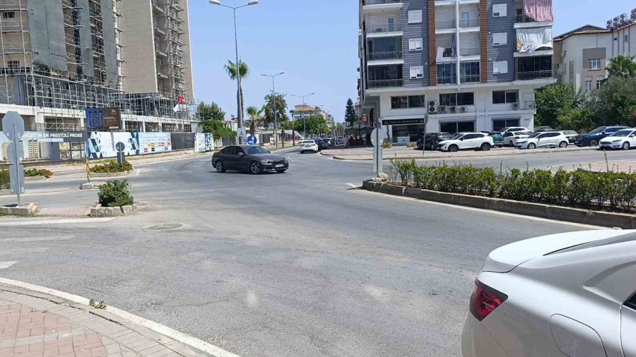 Önüne Çıkan Otomobile Çarpmamak İsterken Kaza Yaptı: 1 Yaralı