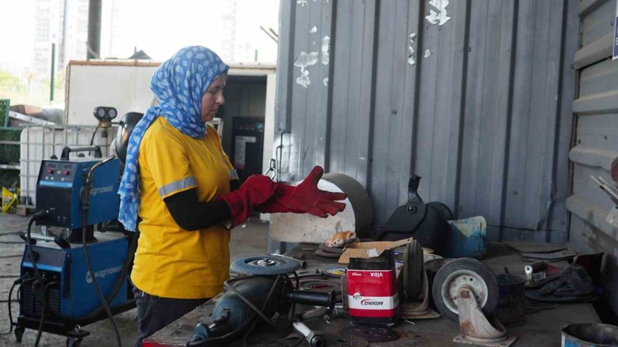 Mersin’de Kadın Kaynak Ustası Üretime Güç Katıyor