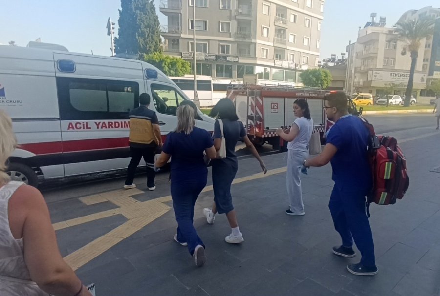 Antalya’da Asansör Paniği: 5’i Turist 11 Kişi Mahsur Kaldı