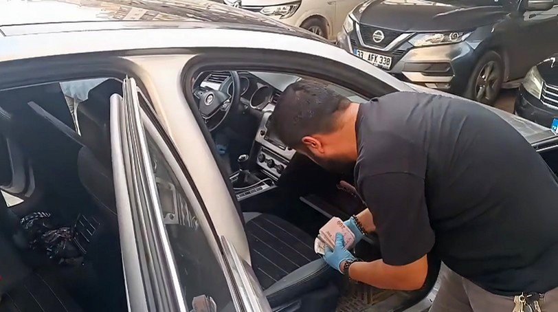 Mersin’de Hırsızlık Zanlıları Otomobille Kaçarken Yakalandı