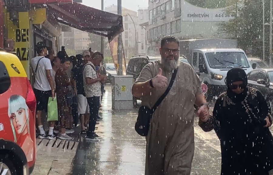 Antalya’da Aniden Bastıran Yağmur, Tatilcilere Temmuz Ayında Şemsiye Açtırdı