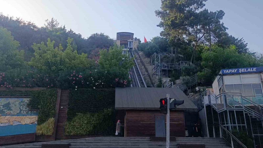Antalya’da Asansör Paniği: 5’i Turist 11 Kişi Mahsur Kaldı