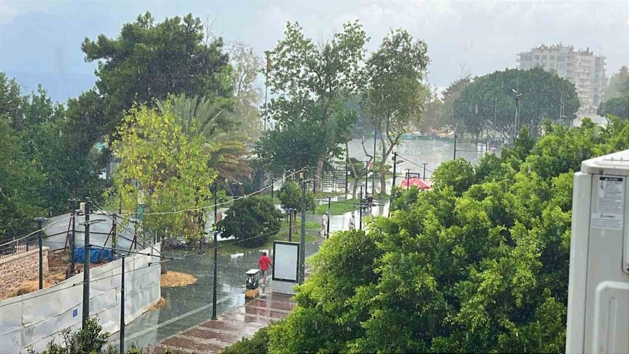 Antalya’da Aniden Bastıran Yağmur, Tatilcilere Temmuz Ayında Şemsiye Açtırdı
