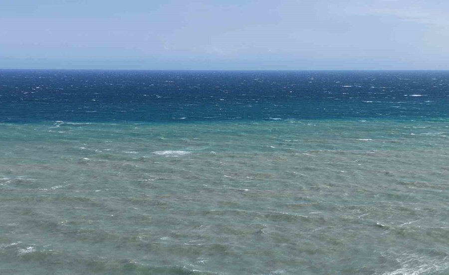 Doğu Akdeniz’de Kuvvetli Rüzgar: Dalgalar Kıyıları Dövüyor