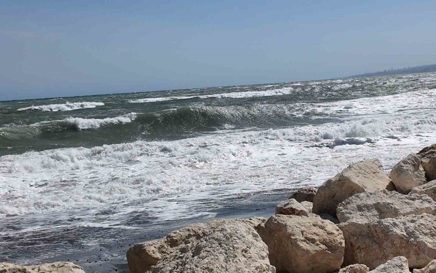 Doğu Akdeniz’de Kuvvetli Rüzgar: Dalgalar Kıyıları Dövüyor
