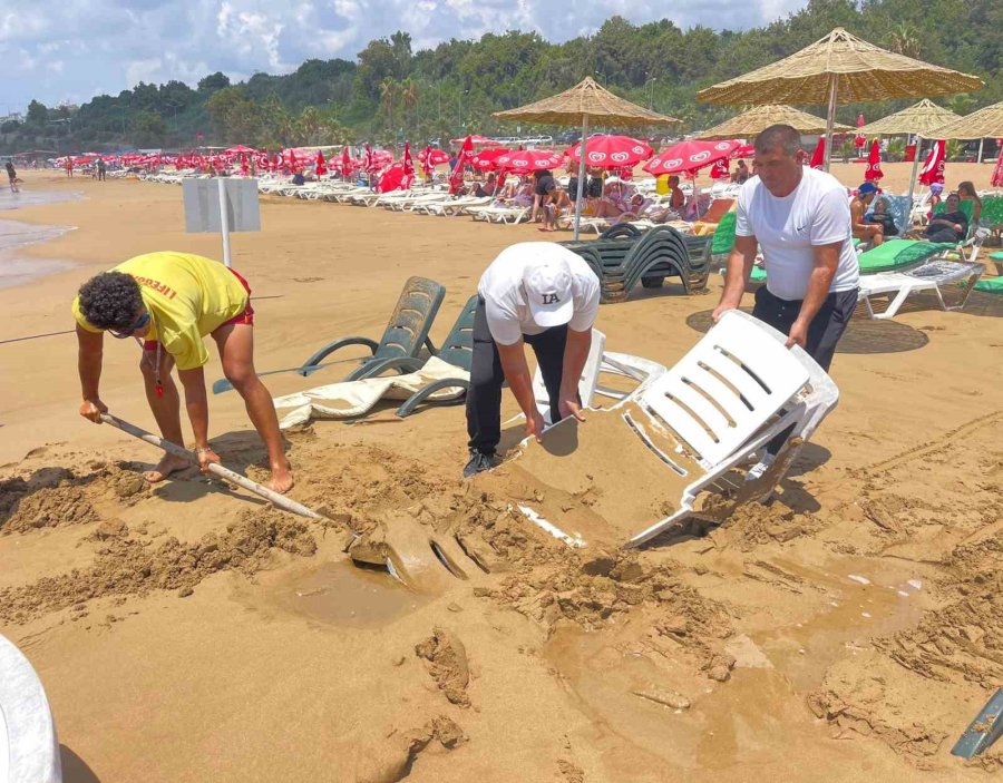 Alanya’da Dev Dalgalar Şezlongları Kuma Gömdü