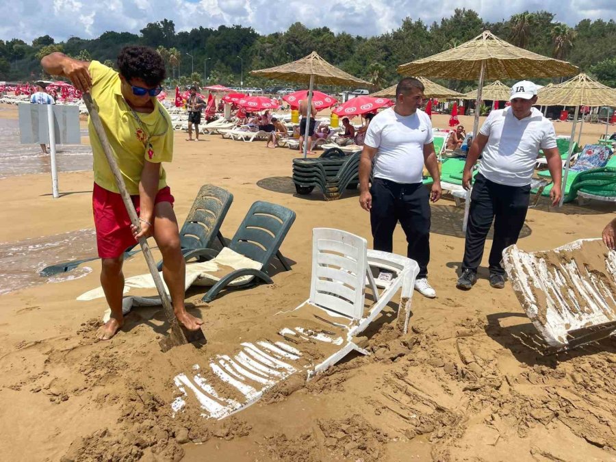 Alanya’da Dev Dalgalar Şezlongları Kuma Gömdü