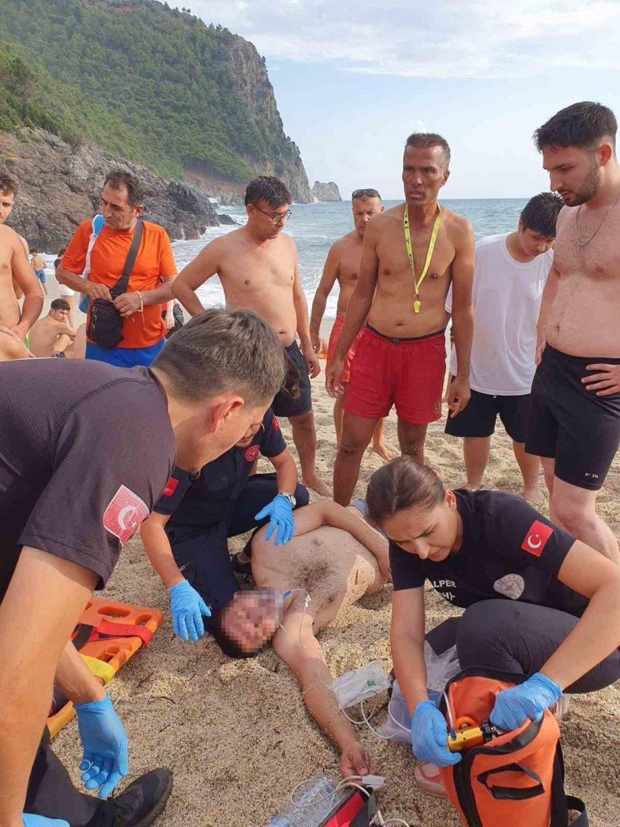 Alanya’da Boğulma Tehlikesi Geçiren Tatilciyi Cankurtaran Kurtardı