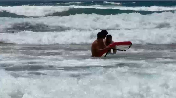 Alanya’da Boğulma Tehlikesi Geçiren Tatilciyi Cankurtaranlar Kurtardı