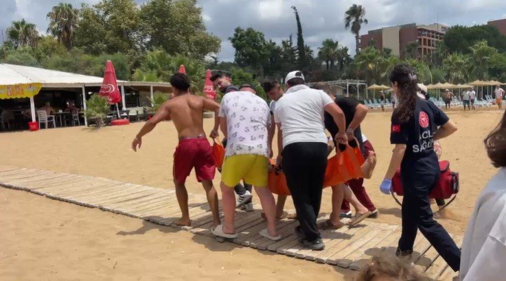 Alanya’da Boğulma Tehlikesi Geçiren Tatilciyi Cankurtaranlar Kurtardı