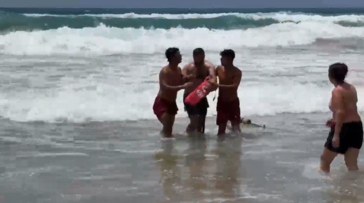 Alanya’da Boğulma Tehlikesi Geçiren Tatilciyi Cankurtaranlar Kurtardı