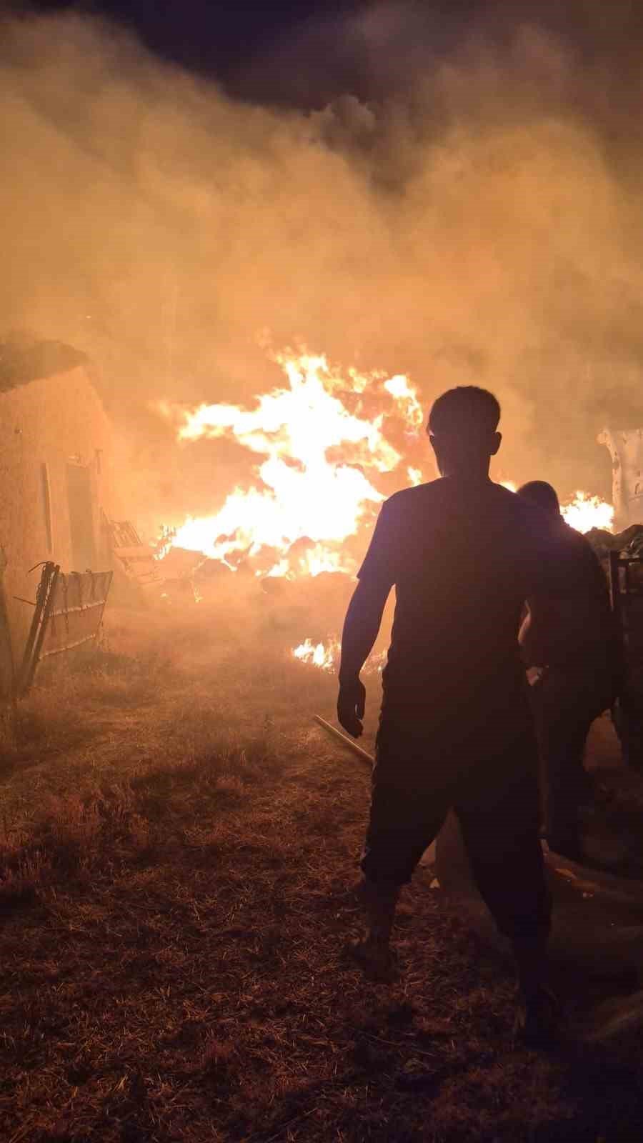 Karapınar’da 10 Ton Saman Balyası Yandı