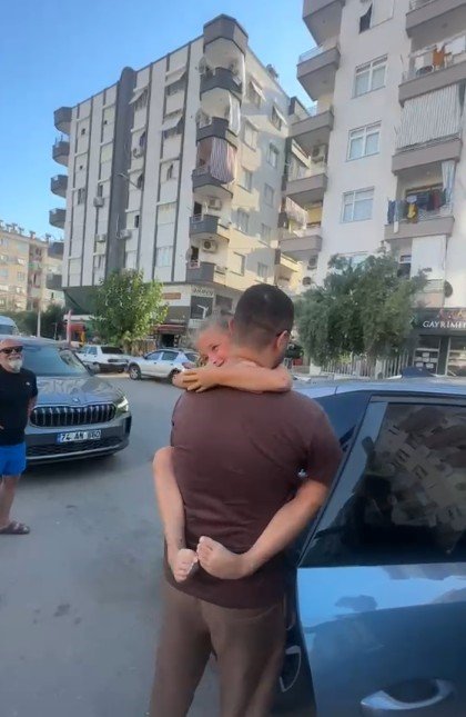 Antalya’da 7 Yaşındaki Öğrencinin Öğretmeniyle Kavuşma Anı Yürekleri Isıttı