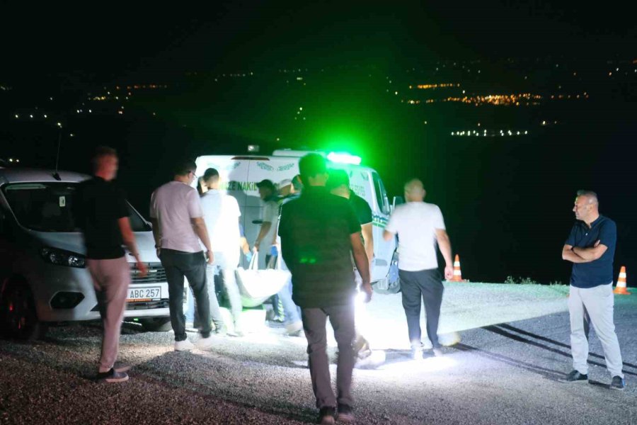 Atv Uçuruma Yuvarlandı: 1 Ölü, 3 Yaralı