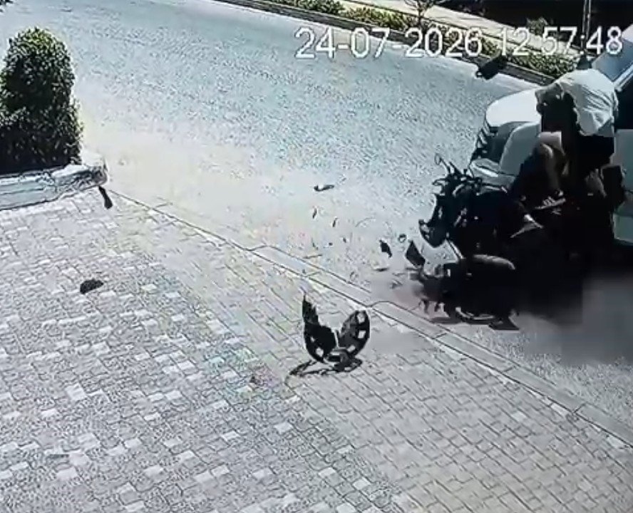 Tur Midibüsüyle Çarpışan Motosiklettekiler Yola Savruldu