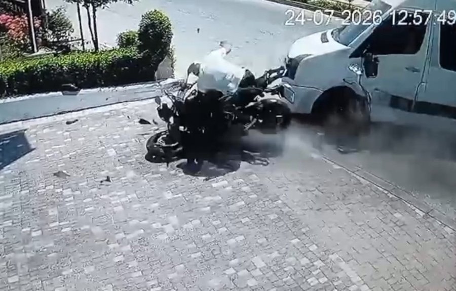 Tur Midibüsüyle Çarpışan Motosiklettekiler Yola Savruldu
