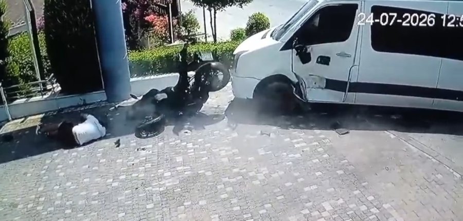 Tur Midibüsüyle Çarpışan Motosiklettekiler Yola Savruldu