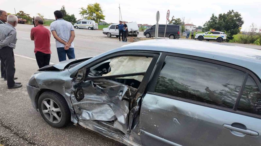 Konya’da Otomobiller Çarpıştı: 1’i Ağır 5 Yaralı