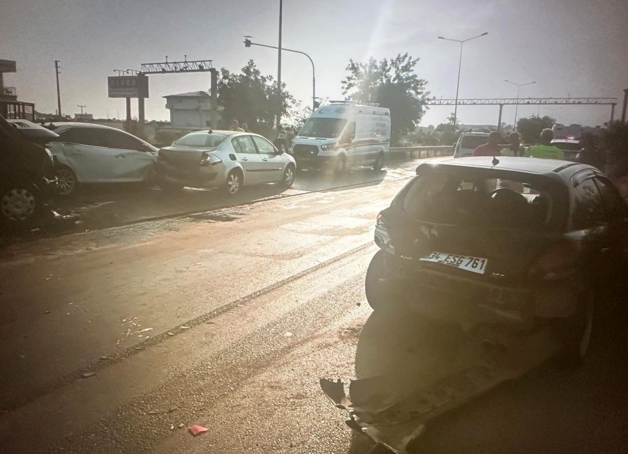 Antalya’da 4 Araçlı Zincirleme Kaza: 6’sı Turist 7 Yaralı
