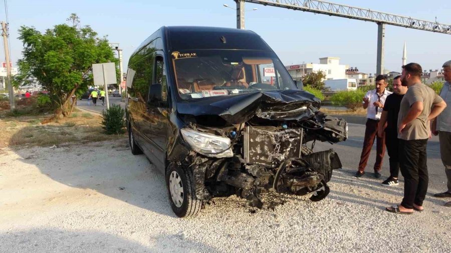 Antalya’da 4 Araçlı Zincirleme Kaza: 6’sı Turist 7 Yaralı