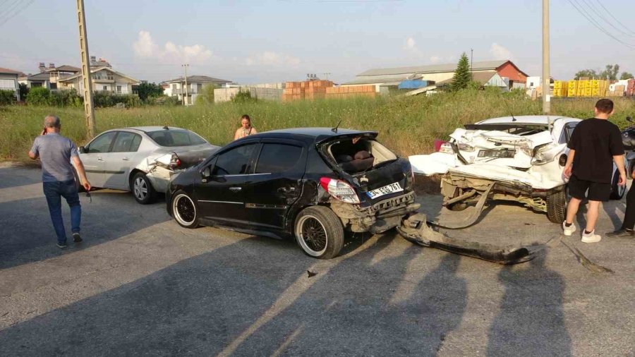 Antalya’da 4 Araçlı Zincirleme Kaza: 6’sı Turist 7 Yaralı