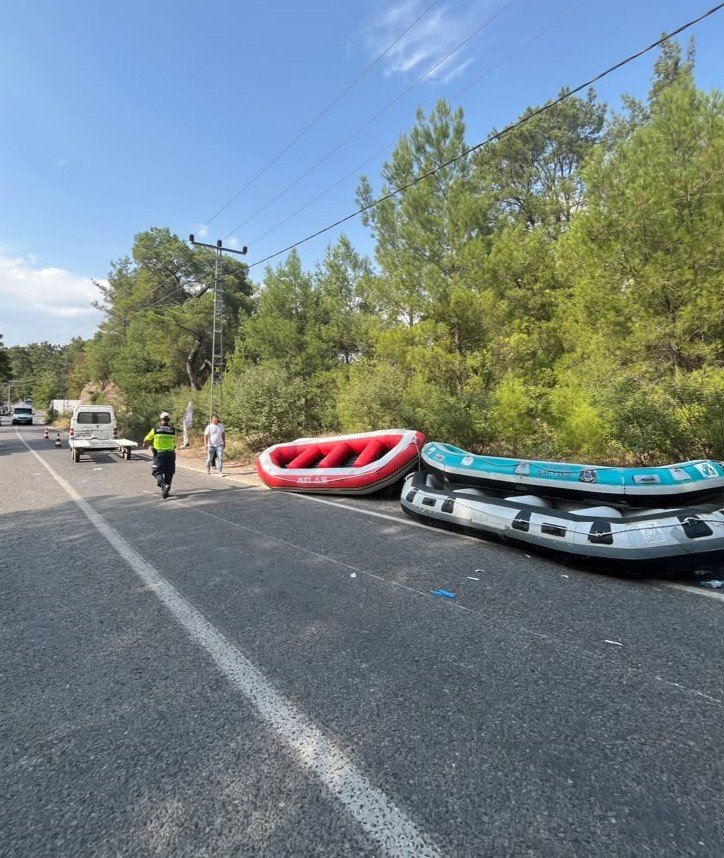 Manavgat’ta Römork Üzerindeki Botlar Devrildi: 3 Yaralı