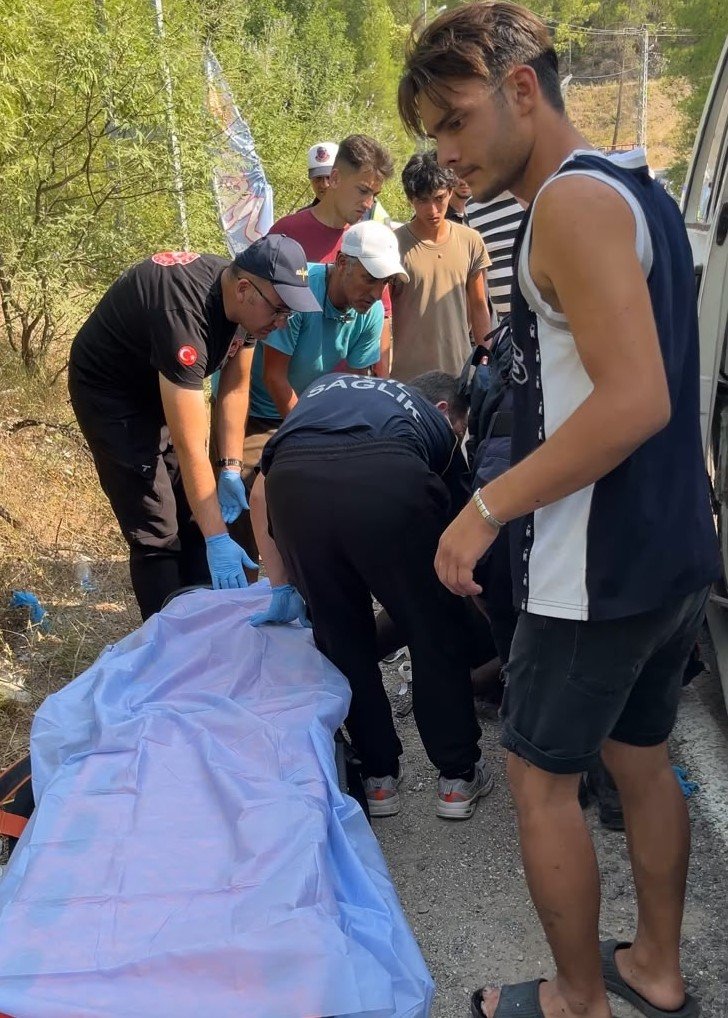 Manavgat’ta Römork Üzerindeki Botlar Devrildi: 3 Yaralı