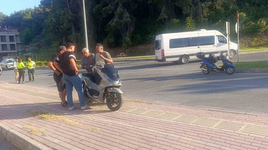 Manavgat’ta Motosikletler Çarpıştı: 2 Yaralı