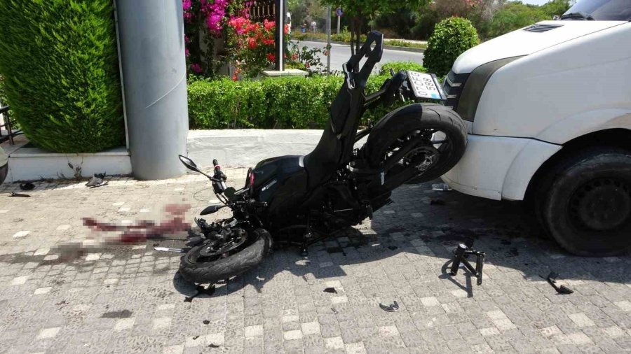 Tur Midibüsüyle Çarpışan Motosiklettekiler Yola Savruldu