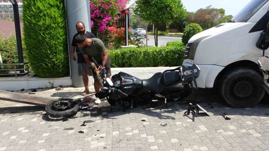 Tur Midibüsüyle Çarpışan Motosiklettekiler Yola Savruldu