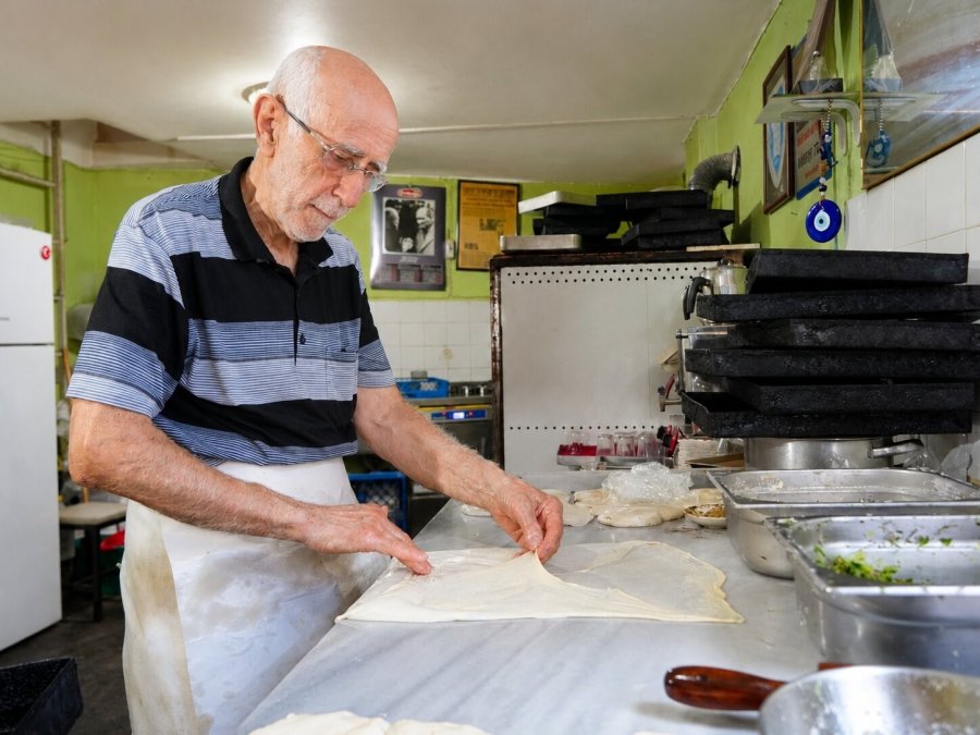 81 Yaşında, 69 Yıldır Aynı Tezgâhın Başında: "hayata Yeniden Başlasam Yine Börekçi Olurdum"