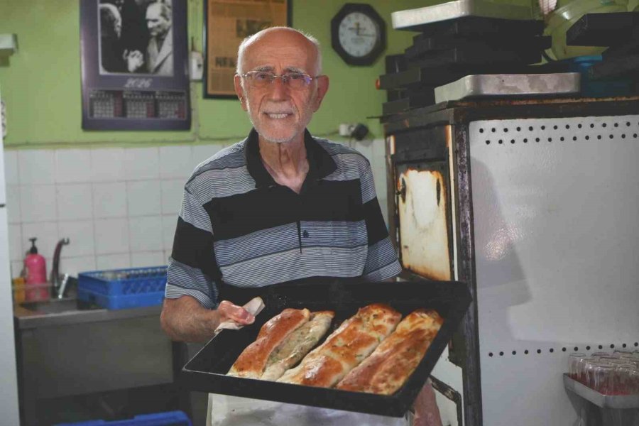 81 Yaşında, 69 Yıldır Aynı Tezgâhın Başında: "hayata Yeniden Başlasam Yine Börekçi Olurdum"