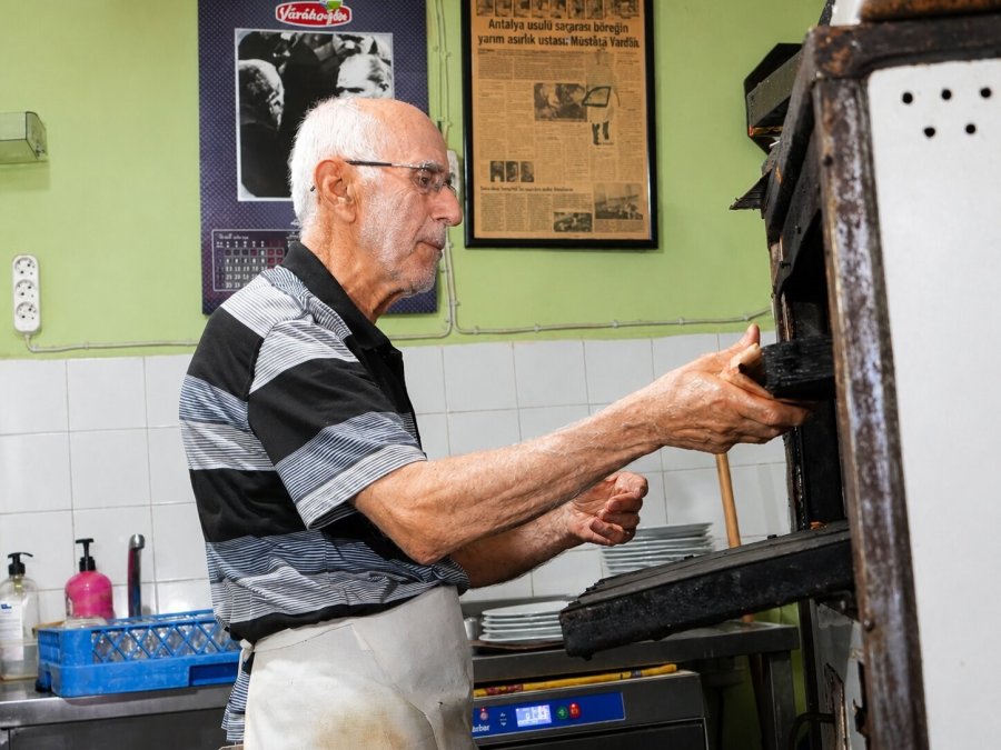 81 Yaşında, 69 Yıldır Aynı Tezgâhın Başında: "hayata Yeniden Başlasam Yine Börekçi Olurdum"